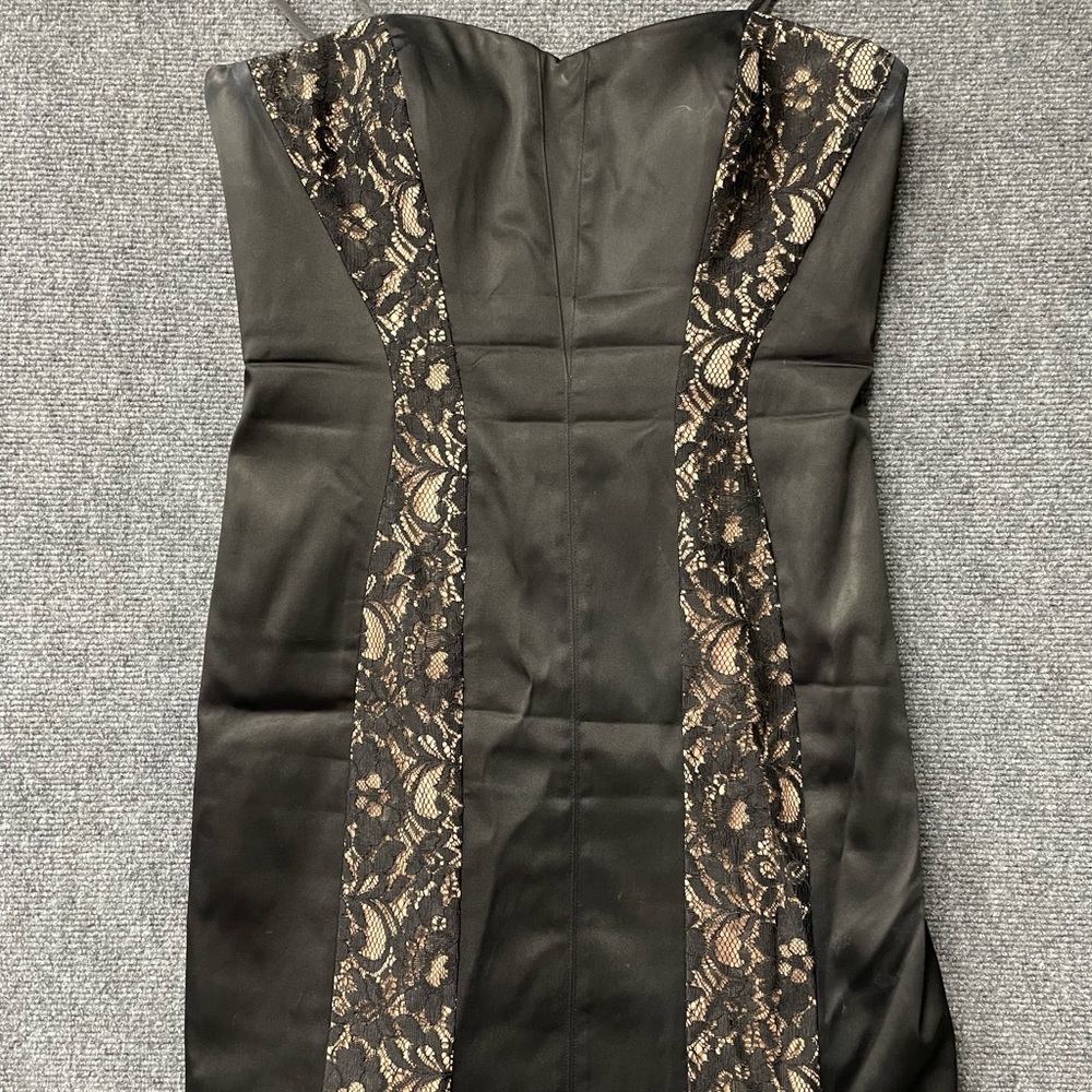 Size 10 strapless dress, brand aidan, sits right above knee (I’m 5’10” for ref)